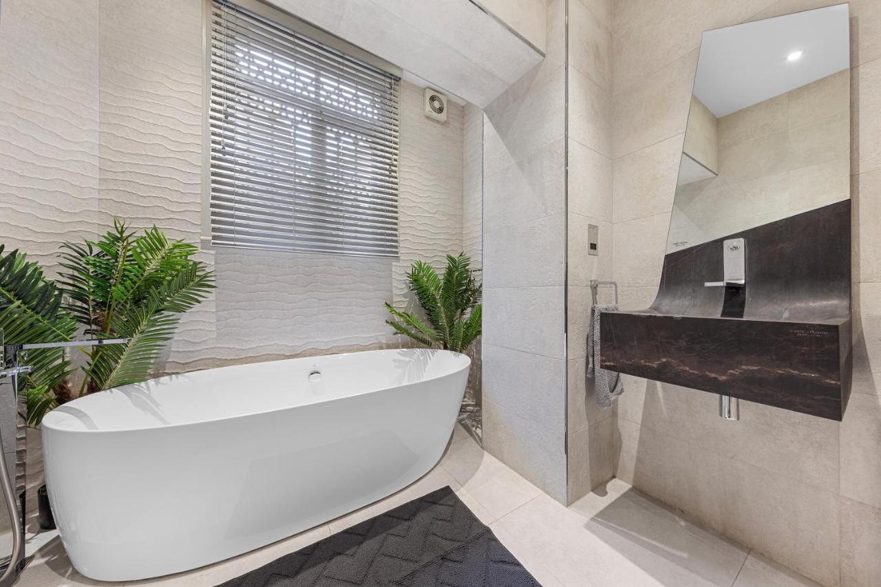 Appartamento Harrods 2 Bed Lux Flat W/Patio Londra Esterno foto